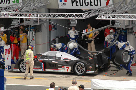 Lidt panik før start hos Peugeot. Slicks dæk blev udskiftet med intermedia dæk inden de tog plads på gridden.
(Foto: Motorsporten.dk)